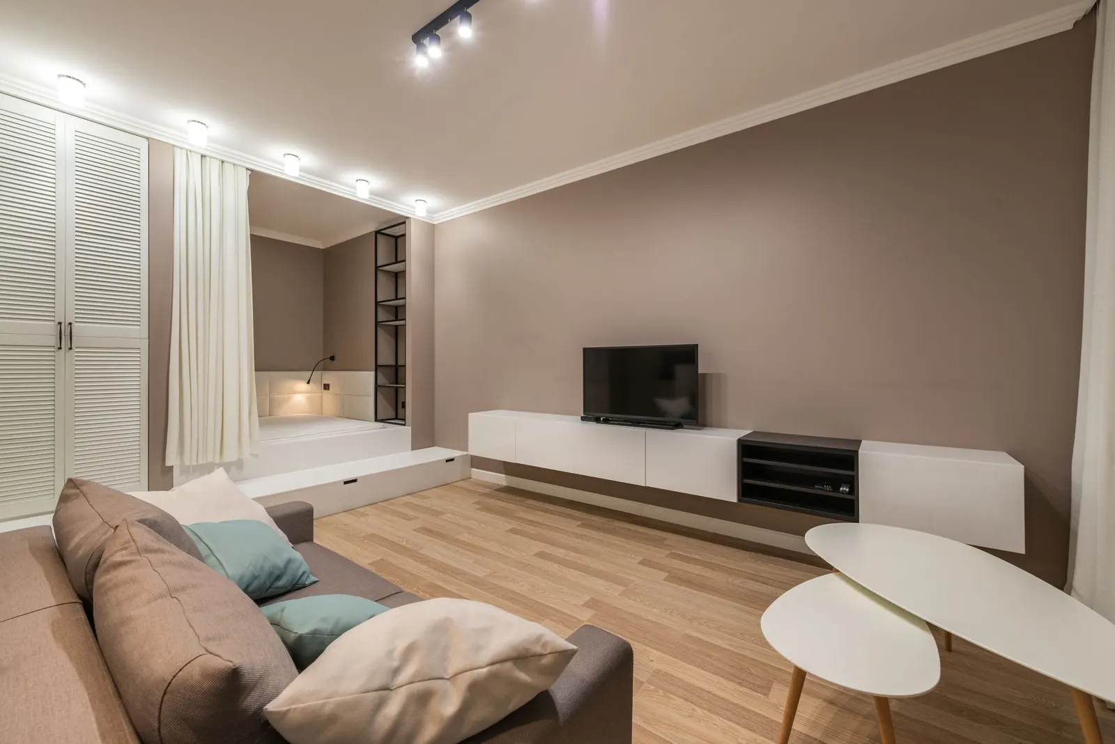 Wohnung in Creme und Taupe, Parkett, Tageslicht